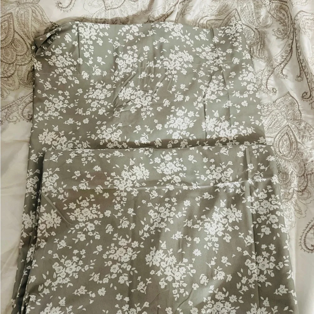 Twin /Twin XL 3 piece bed sheet. 1 fitted sheet, 1 bed sheet , 1 pillow cover